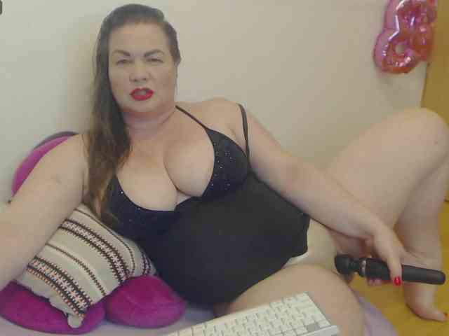Lady-Adrianna webcam