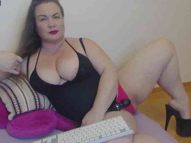 Lady-Adrianna webcam