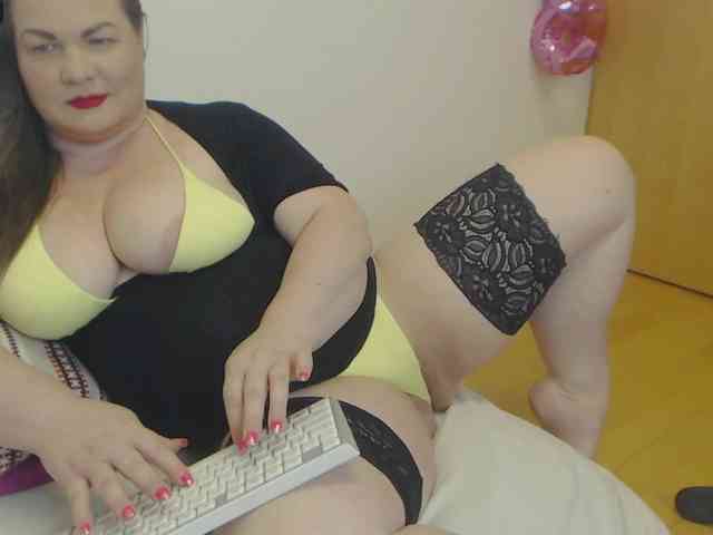 Lady-Adrianna webcam