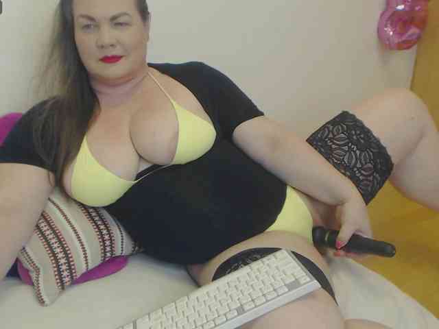 Lady-Adrianna webcam
