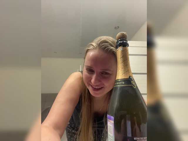-Jolly-'s BongaCams show and profile