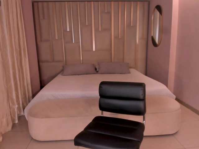 MiaRoberts1's BongaCams show and profile