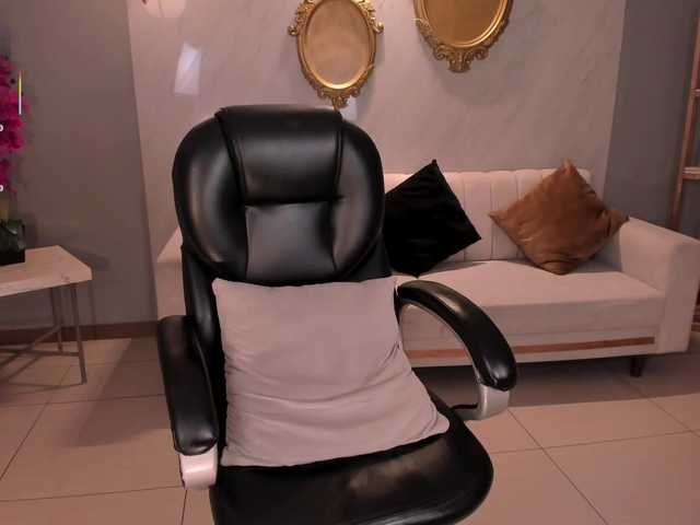 MiaRoberts1's BongaCams show and profile