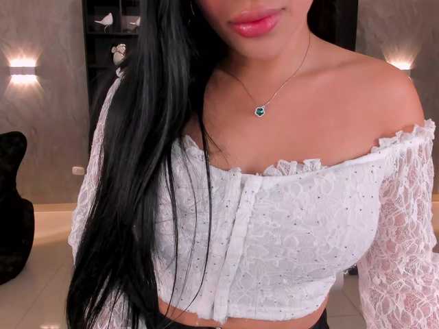 MiaRoberts1's BongaCams show and profile