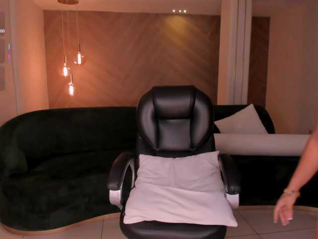 MiaRoberts1's BongaCams show and profile