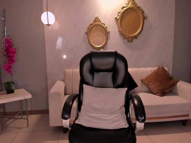 MiaRoberts1's BongaCams show and profile