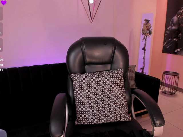 MiaRoberts1's BongaCams show and profile