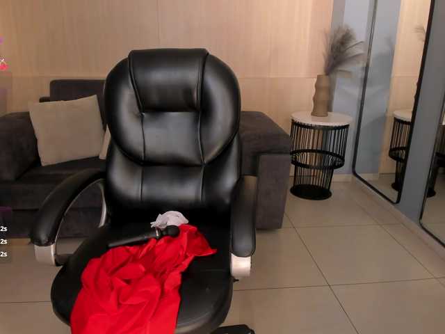 MiaRoberts1's BongaCams show and profile