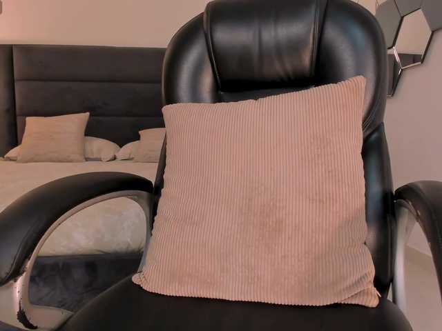 MiaRoberts1's BongaCams show and profile