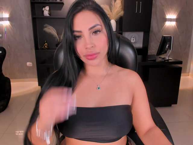 MiaRoberts1's BongaCams show and profile