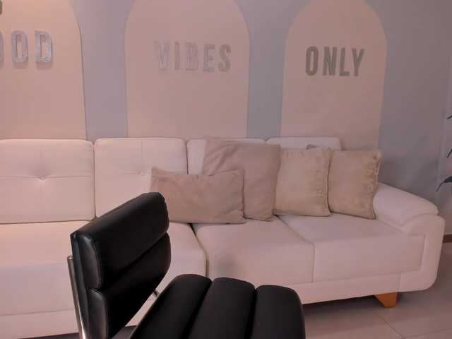 MiaRoberts1's BongaCams show and profile