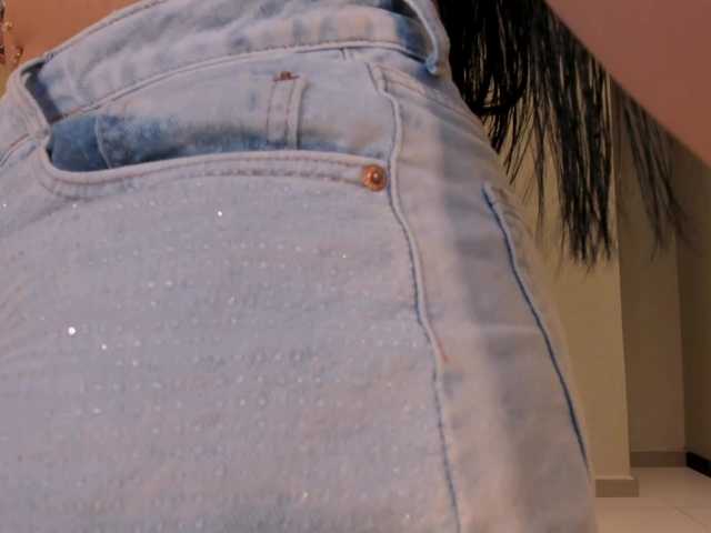 MiaRoberts1's BongaCams show and profile