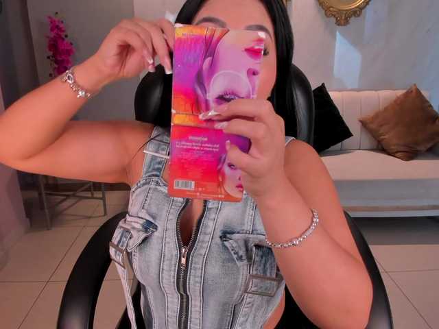 MiaRoberts1's BongaCams show and profile