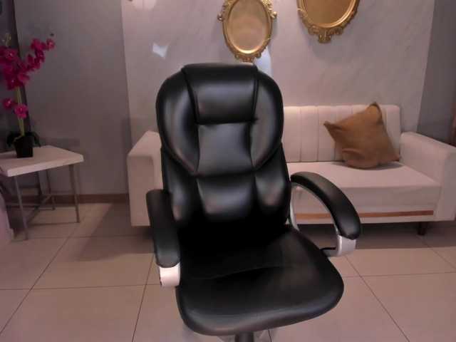 MiaRoberts1's BongaCams show and profile