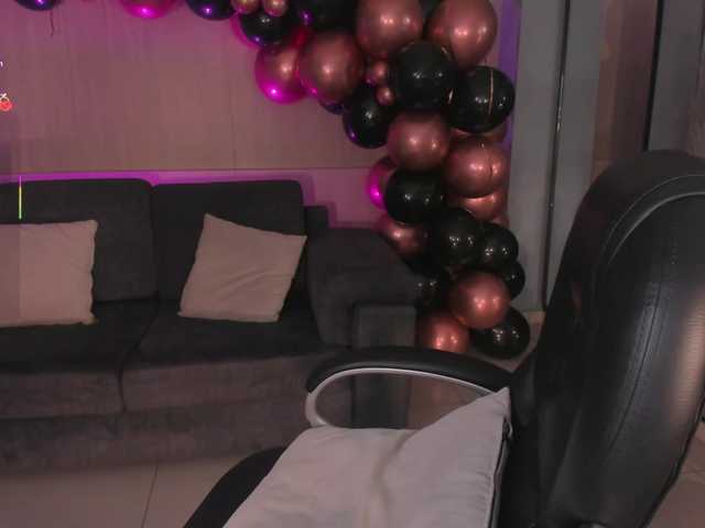 MiaRoberts1's BongaCams show and profile