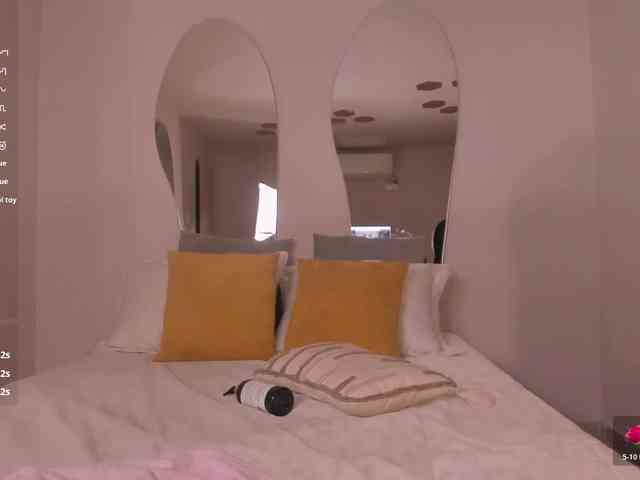 MiaRoberts1 webcam