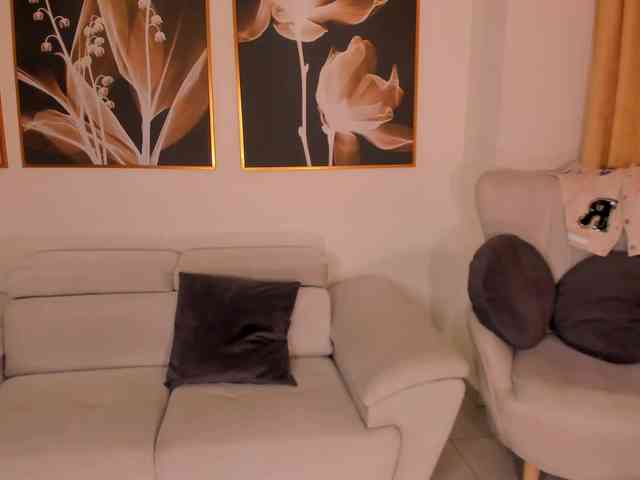 MiaRoberts1 Live Webcam on BongaCams