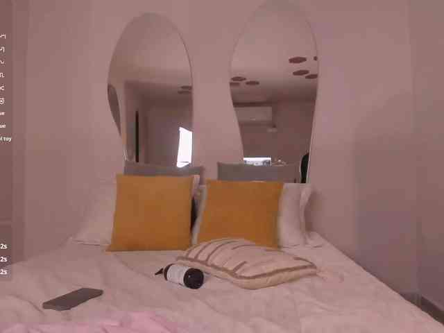 MiaRoberts1 webcam