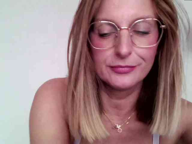 RachellaFox webcam