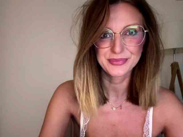 RachellaFox webcam