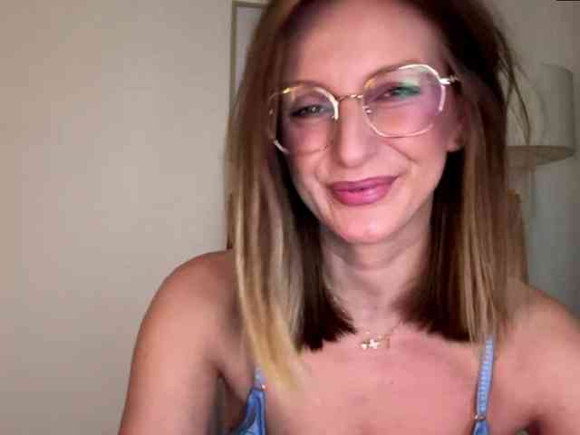 RachellaFox webcam