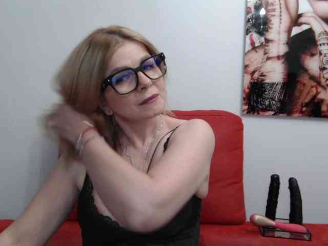 MilfHester4U webcam