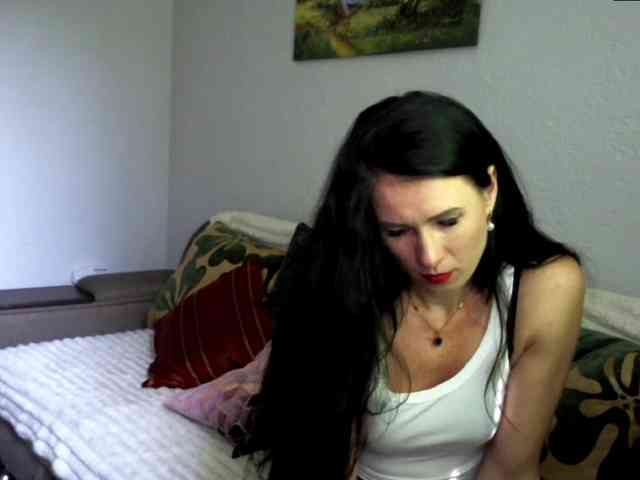 MilfLunna webcam