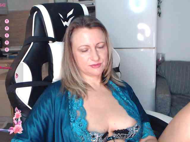LoveSuperGerl webcam