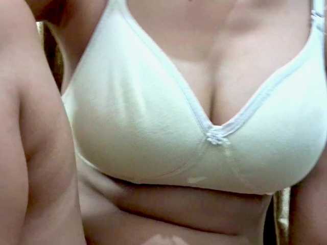 Nidhilove's BongaCams show and profile