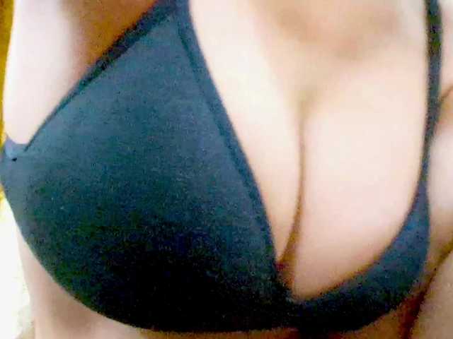Nidhilove's BongaCams show and profile
