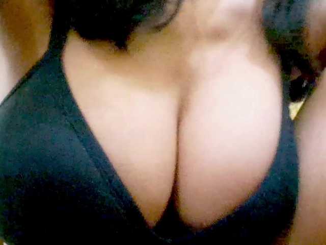 Nidhilove's BongaCams show and profile