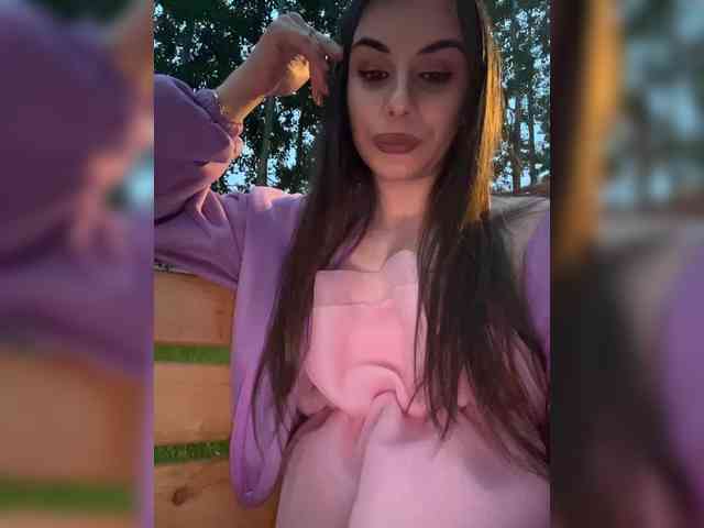 EvgeniyQWE55a Live Webcam on BongaCams