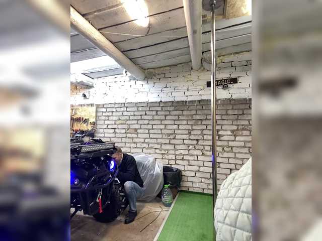 -Breid-1's BongaCams show and profile