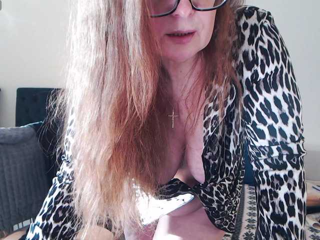 le modèle HelenBerg est en webcam porno dans un show sur le site bongacams, il possède les tags suivants: White/Caucasian,Redhead,Shaved