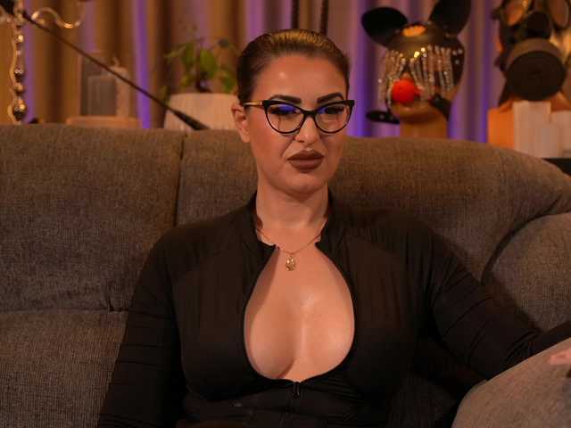 KellyKent from BongaCams