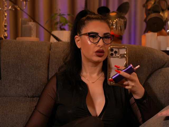 KellyKent from BongaCams