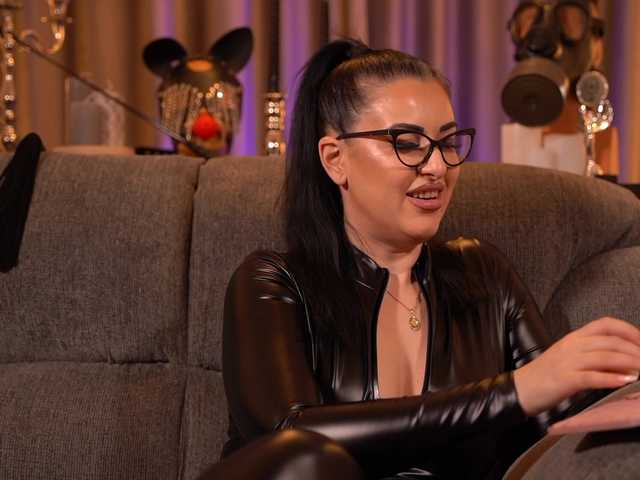 KellyKent's BongaCams show and profile