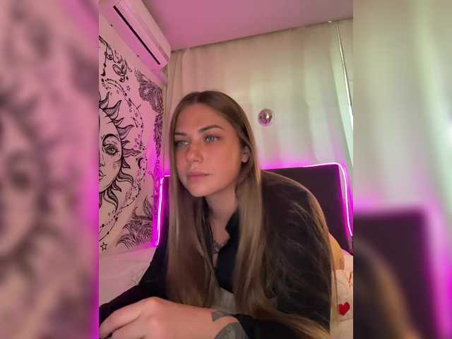 Villanelle's BongaCams show and profile