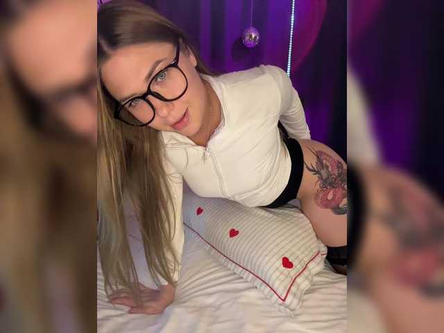 Villanelle's BongaCams show and profile