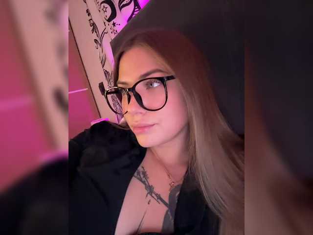 Villanelle's BongaCams show and profile