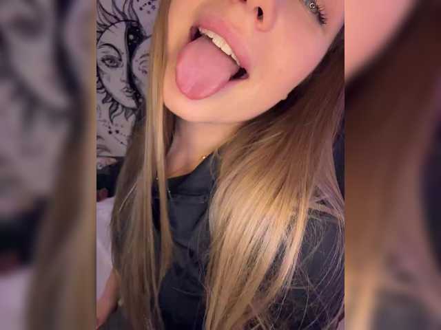 go to chat with Villanelle