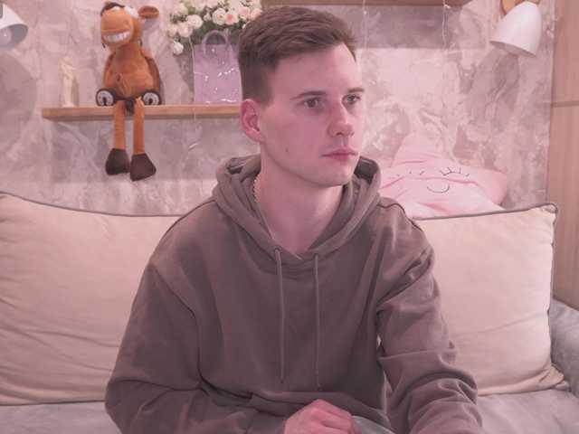 FluffyHat's BongaCams show and profile