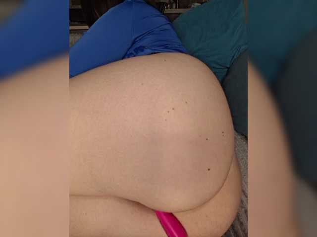 YoungMilf's BongaCams show and profile