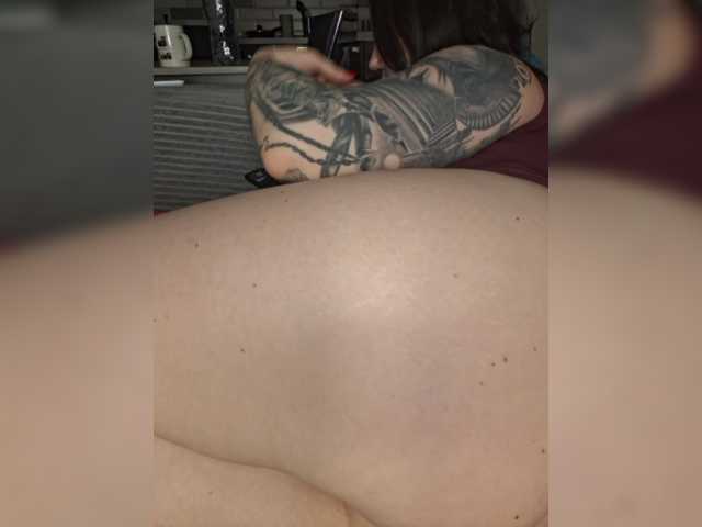 YoungMilf's BongaCams show and profile