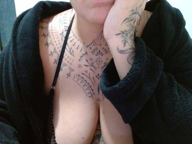 Lilithfire's BongaCams show and profile