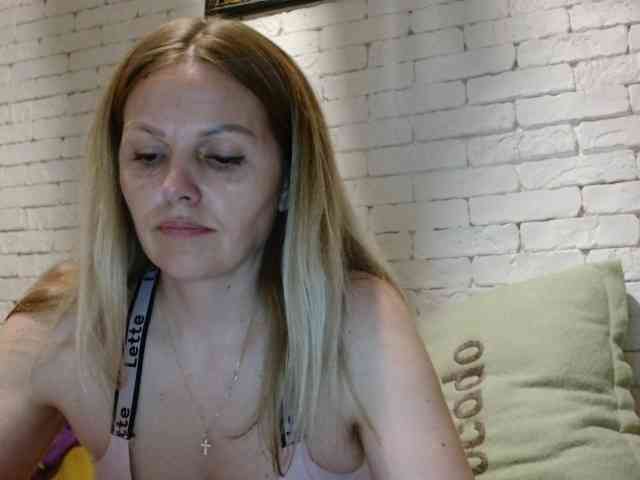 nude webcam chatroom AngelAlone