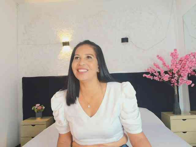 Shanon-mature webcam