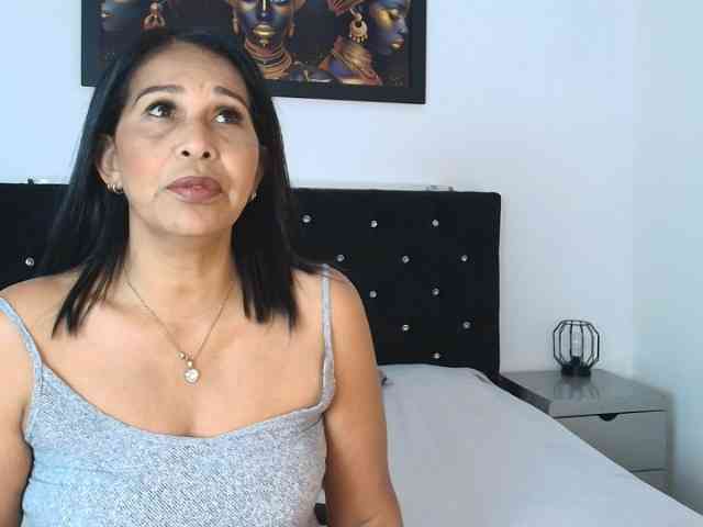 Shanon-mature webcam