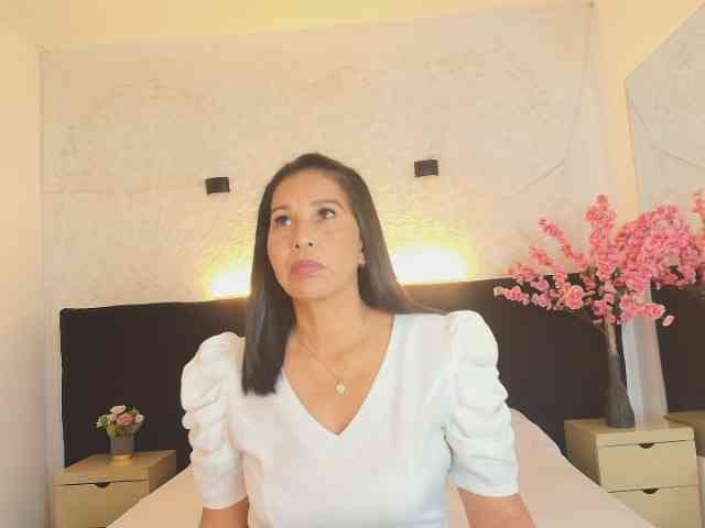 Shanon-mature webcam