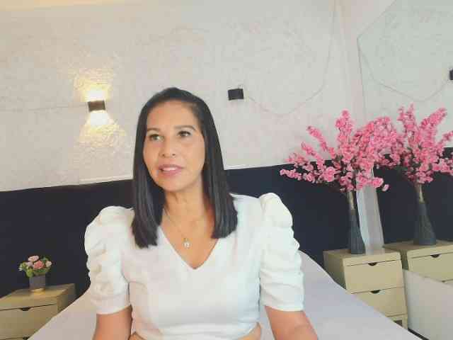 Shanon-mature webcam